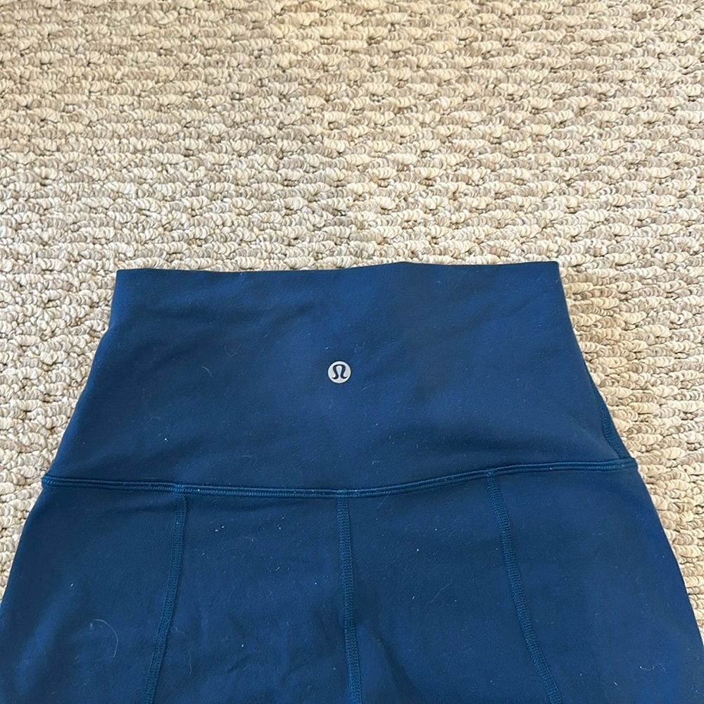 Size 6 LuluLemon Wunder Under Cropped II legging in teal! Lightly worn